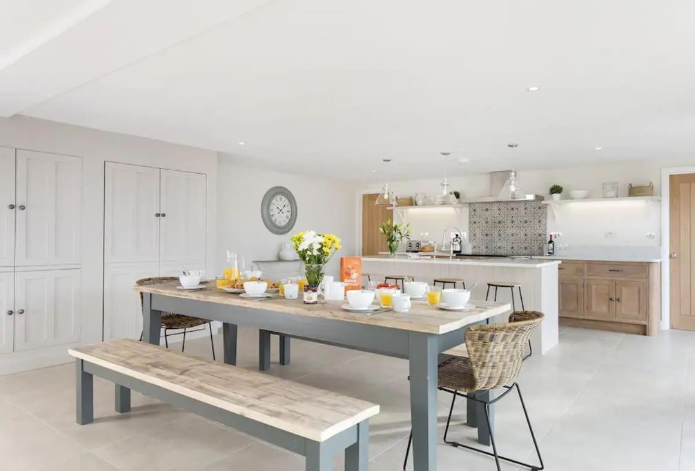 Stone Barn, Contemporary Barn Conversion Cheltenham Exteriör bild